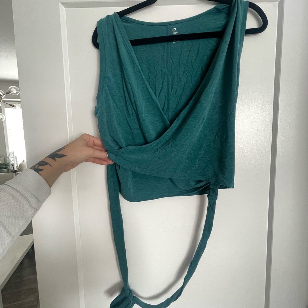 The Gap wrap around active top